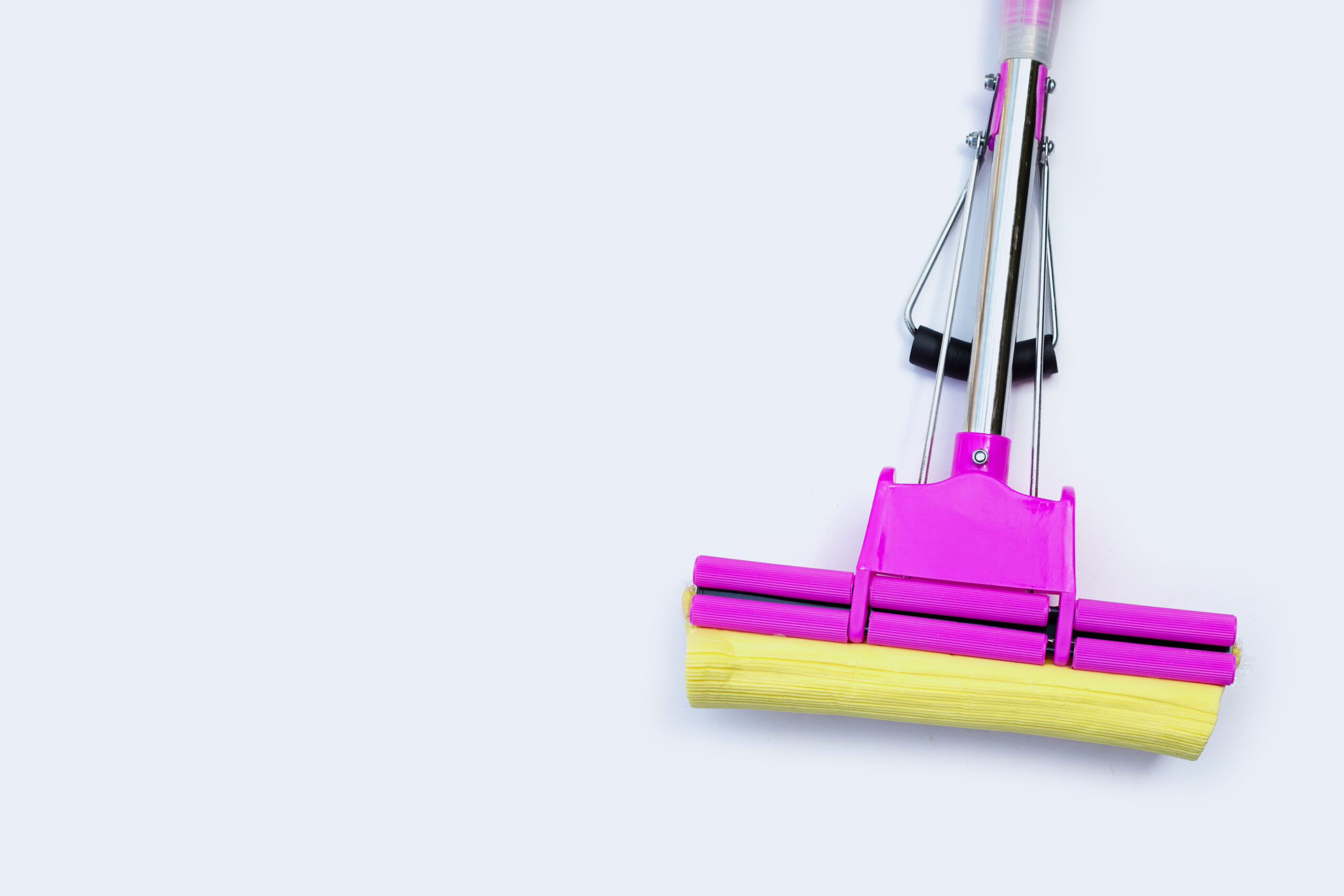 Balai silicone : allié des surfaces délicates et des foyers modernes
